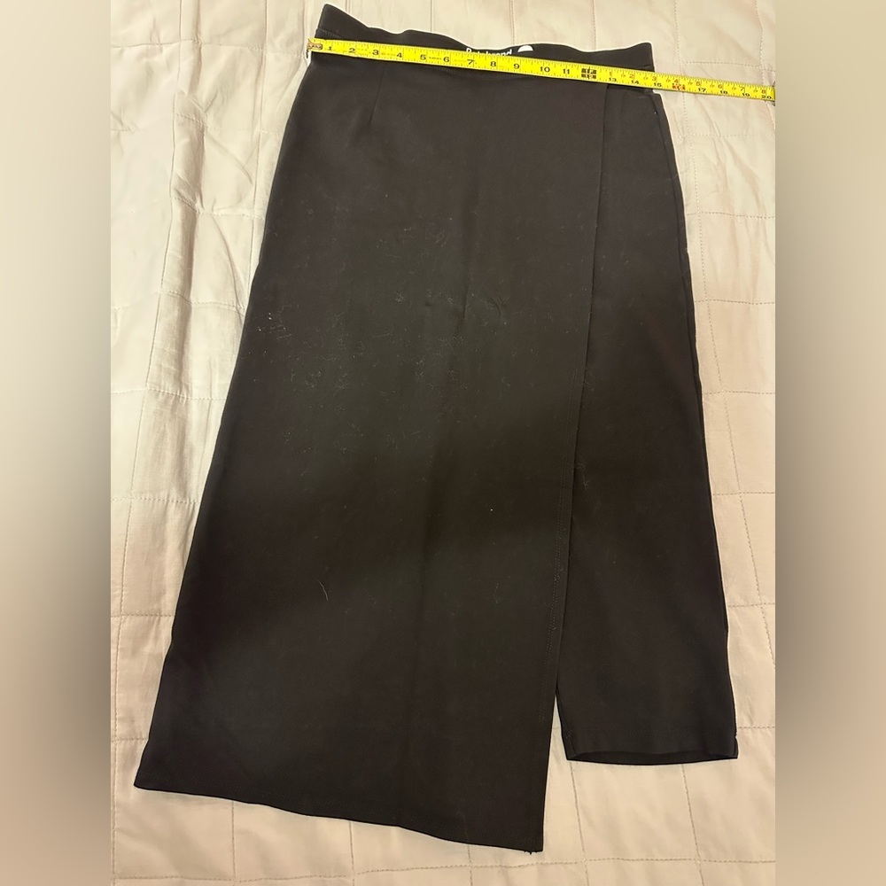 Betabrand Medium Black Skirted Capris. Waist across 15”, Inseam capri 16”.